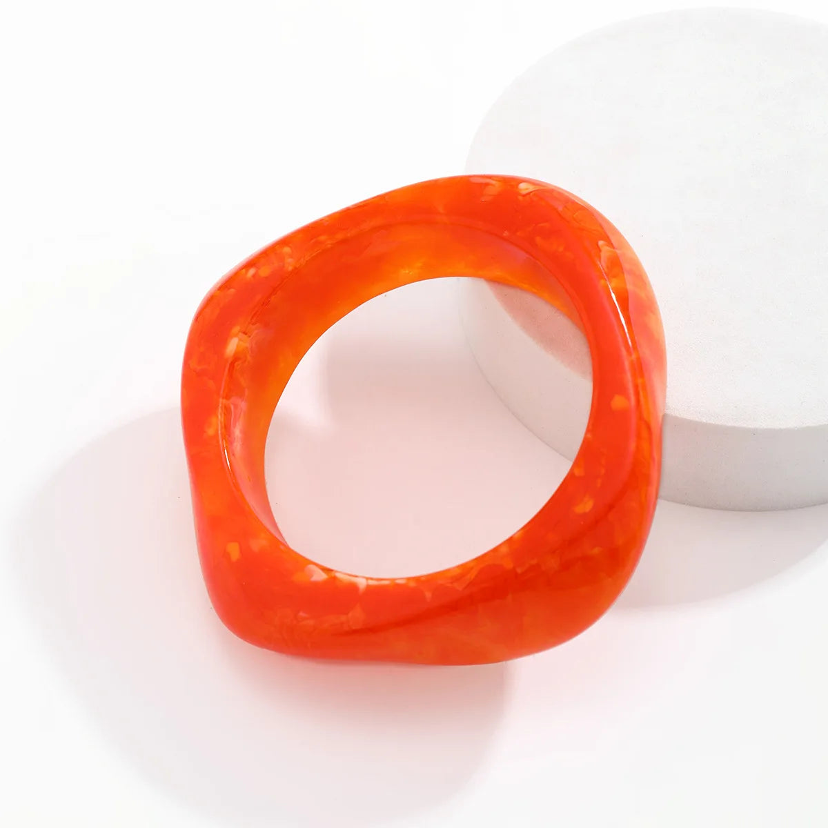 Acryl-Armreif – breites, geometrisches Design im Hip-Hop Stil