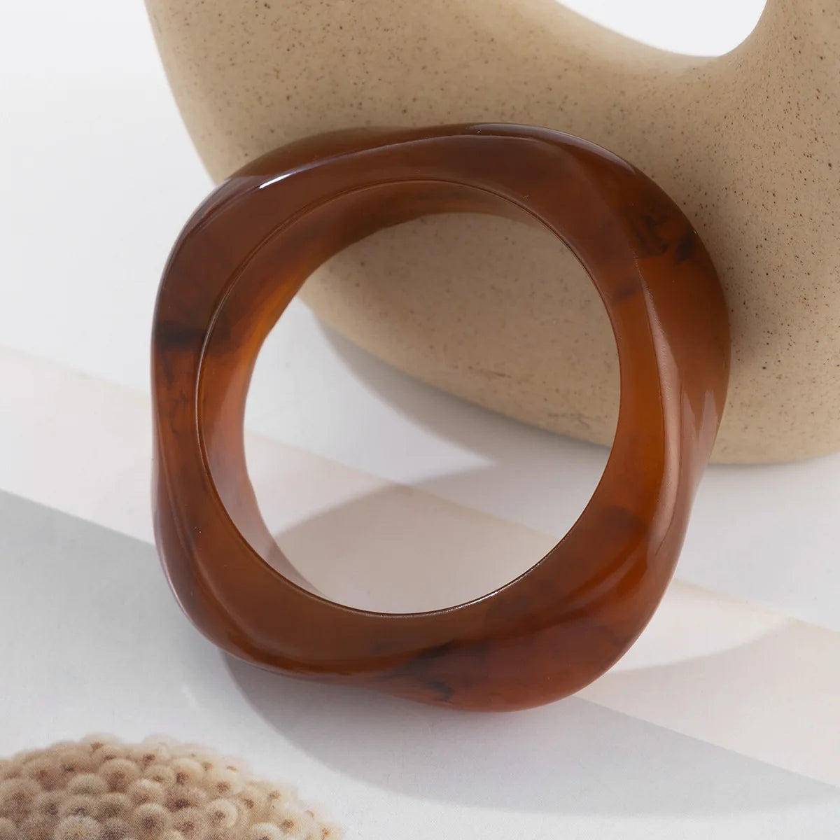 Acryl-Armreif – breites, geometrisches Design im Hip-Hop Stil