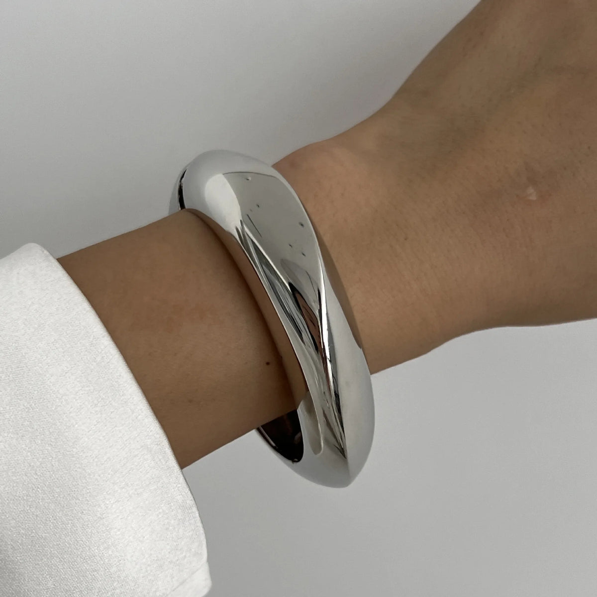 Geometrischer Armreif in Gold & Silber