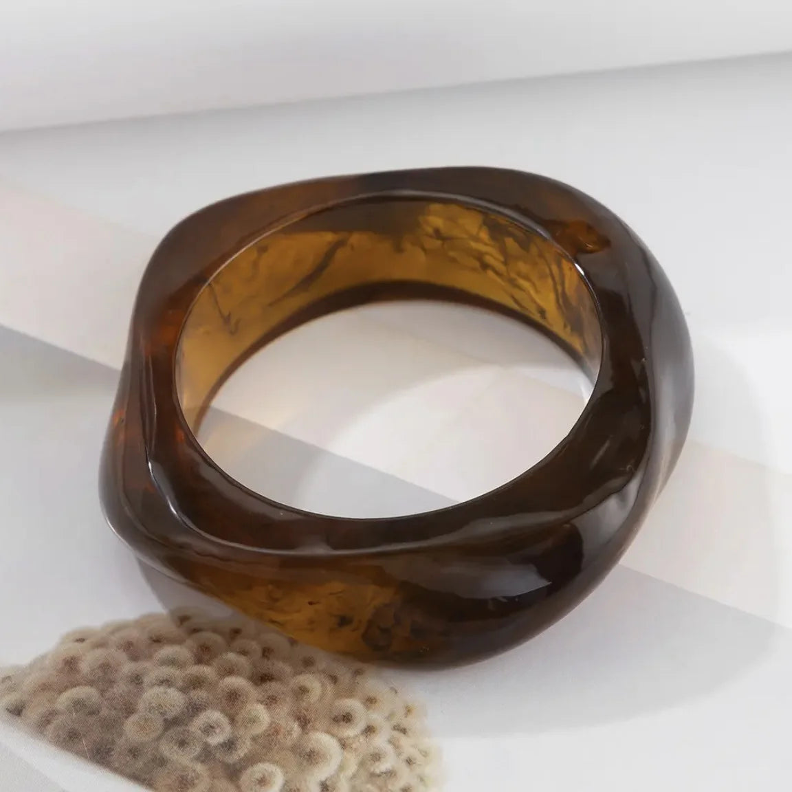 Acryl-Armreif – breites, geometrisches Design im Hip-Hop Stil