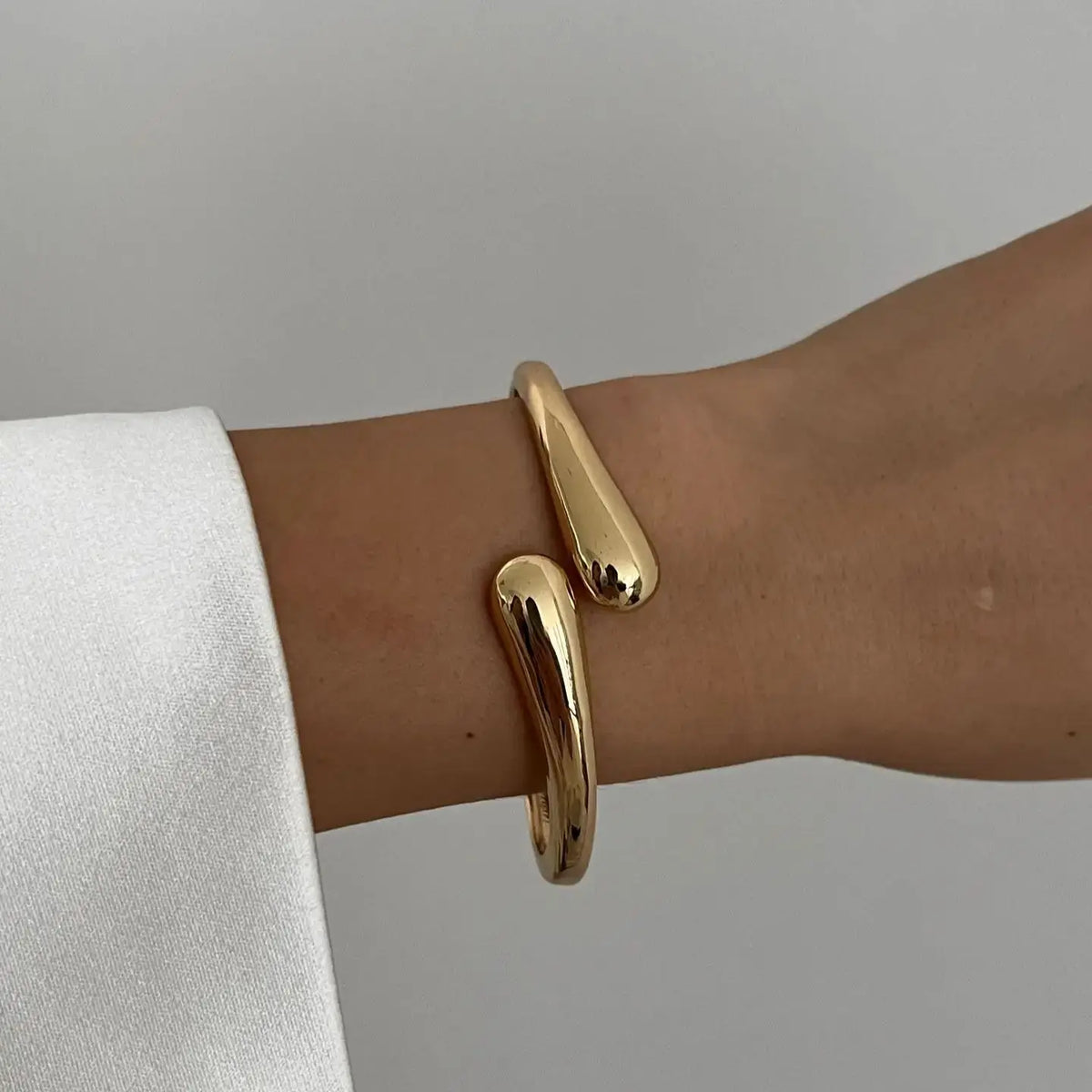 Geometrischer Armreif in Gold & Silber