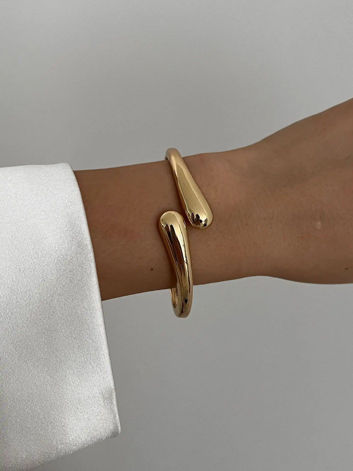 Geometrischer Armreif in Gold & Silber