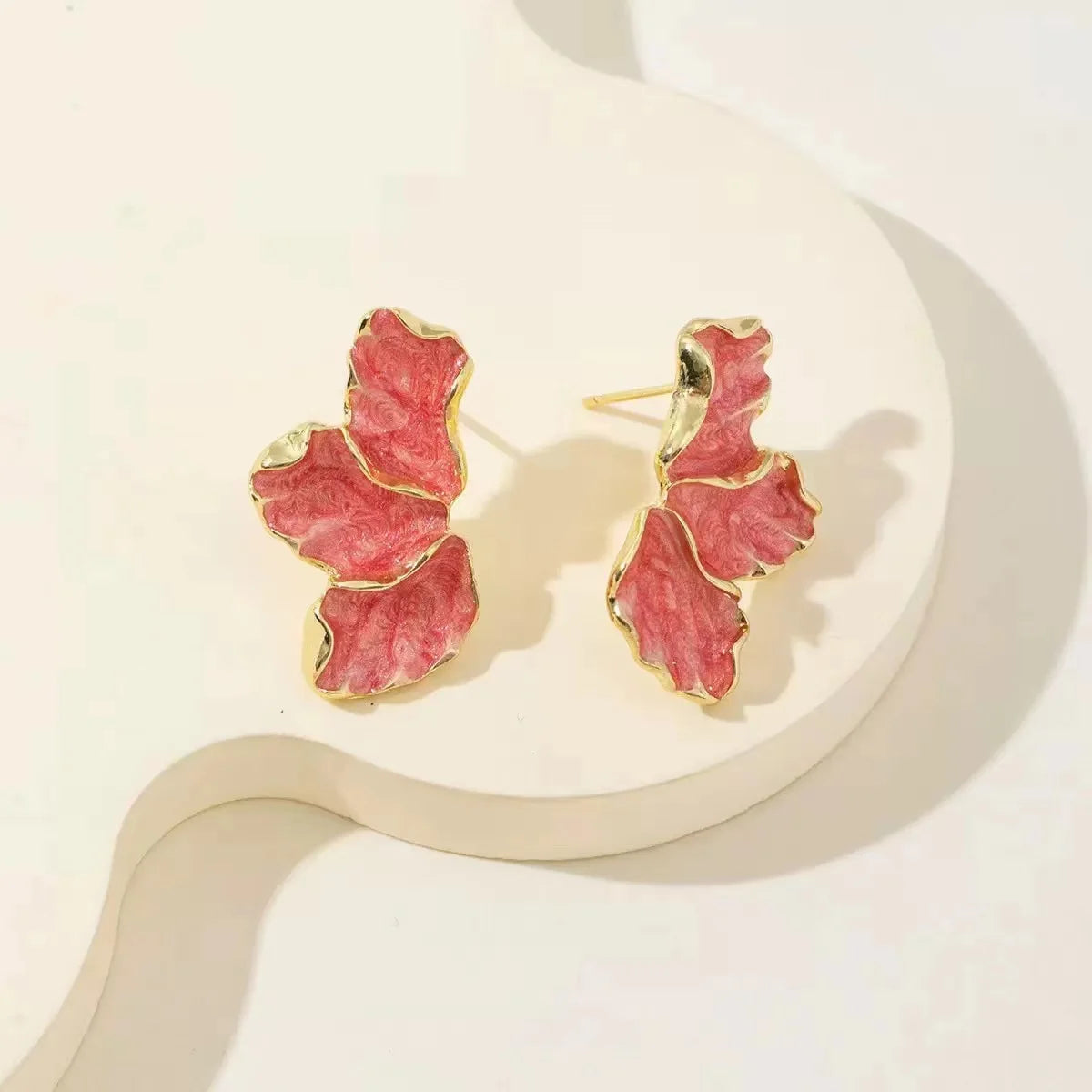 Vergoldete Ohrringe mit Cremeblume – Elegantes, Hochwertiges Design