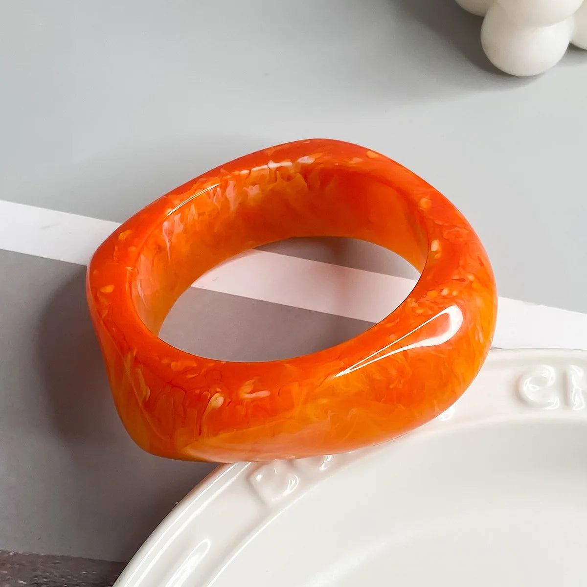 Acryl-Armreif – breites, geometrisches Design im Hip-Hop Stil