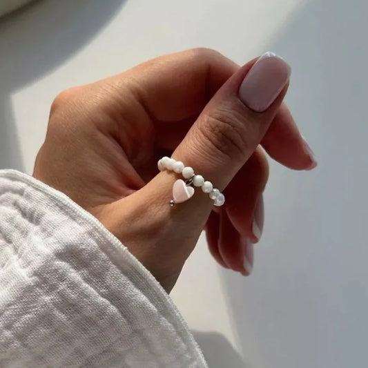 Perlenring mit Herzanhänger aus Muschel – elastisch, elegant & trendy