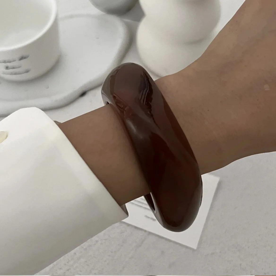 Acryl-Armreif – breites, geometrisches Design im Hip-Hop Stil