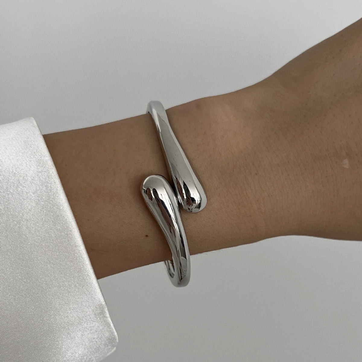 Geometrischer Armreif in Gold & Silber