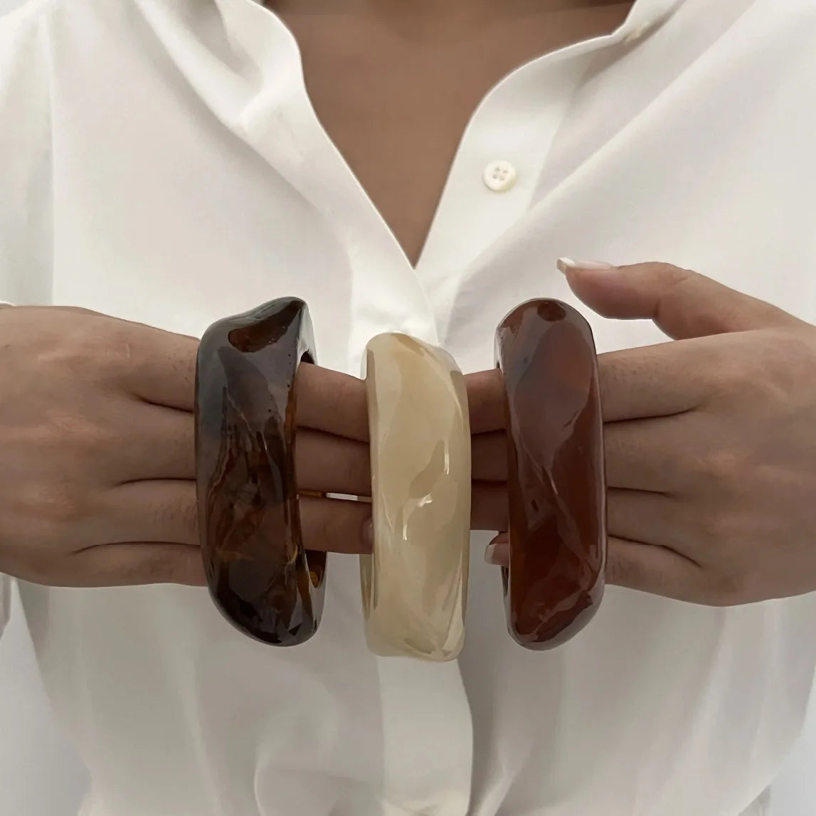 Acryl-Armreif – breites, geometrisches Design im Hip-Hop Stil