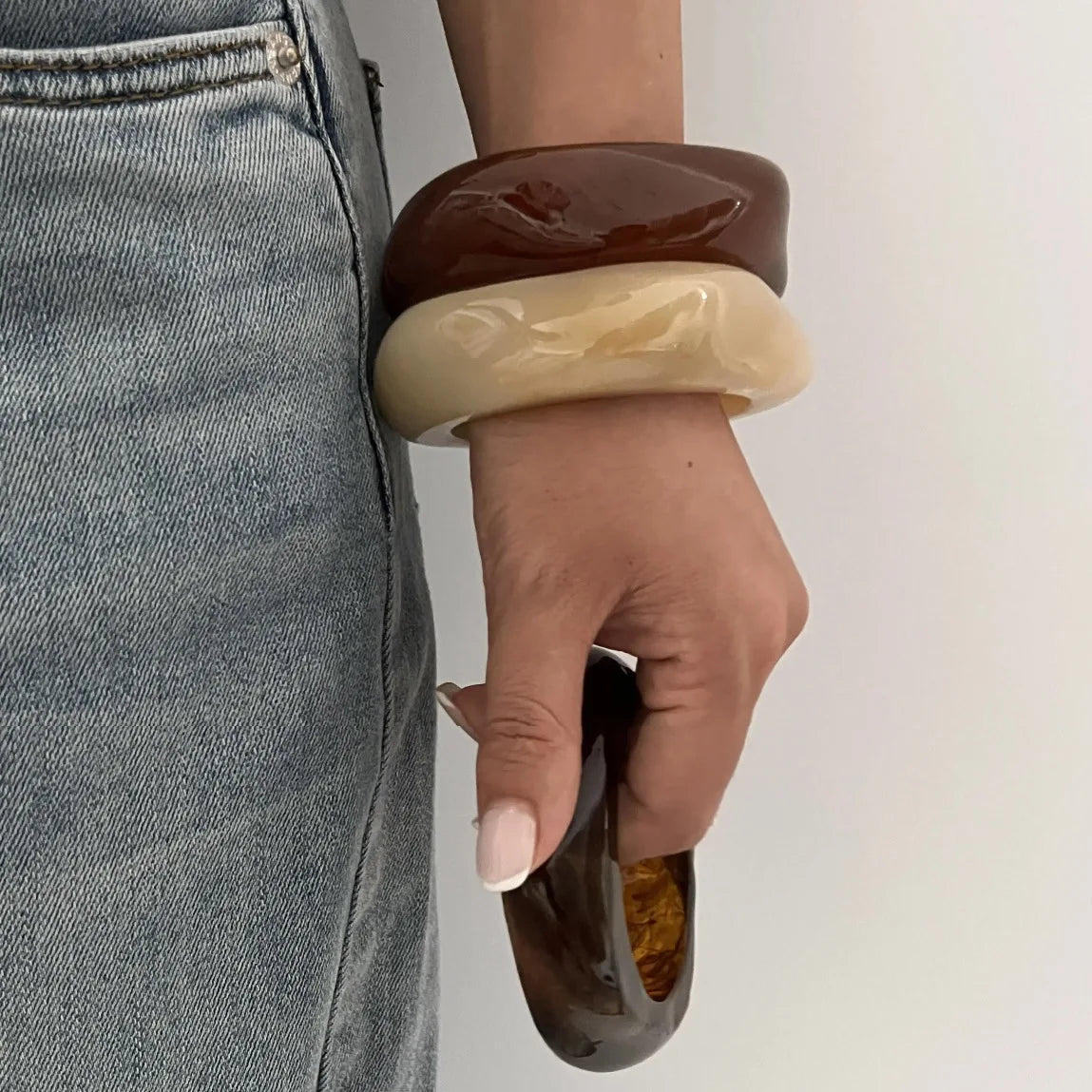 Acryl-Armreif – breites, geometrisches Design im Hip-Hop Stil