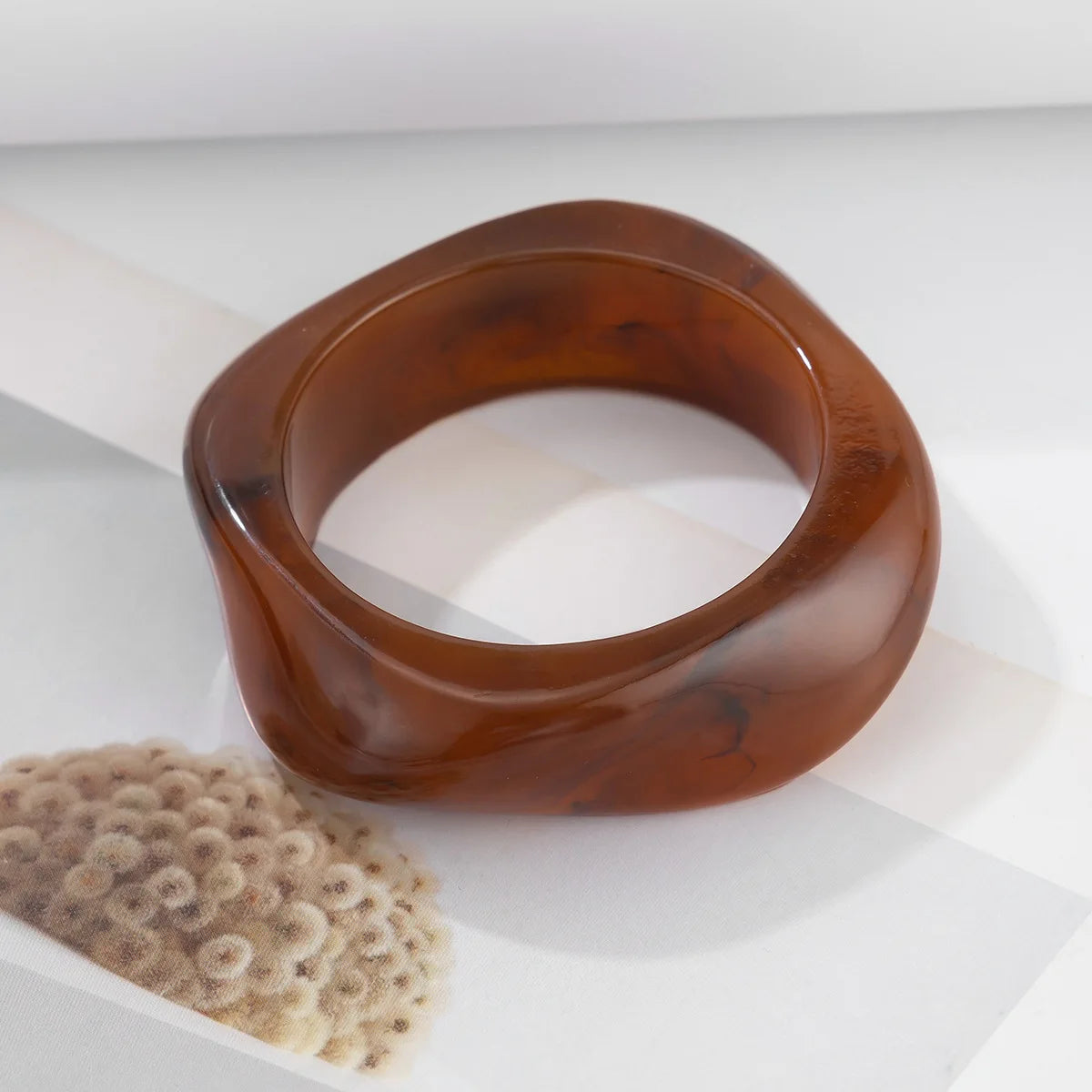 Acryl-Armreif – breites, geometrisches Design im Hip-Hop Stil