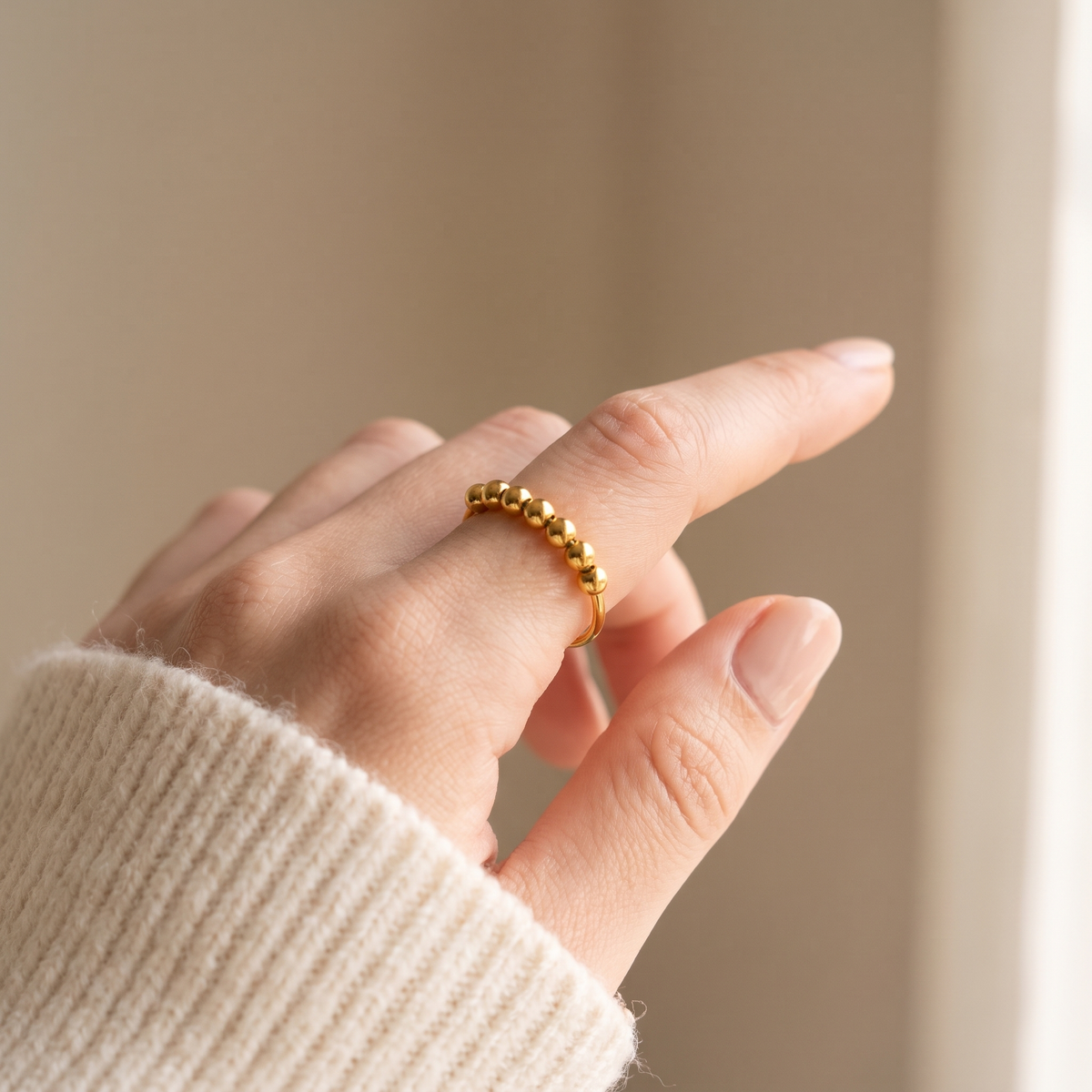 Anxiety Ring Gold am Finger getragen