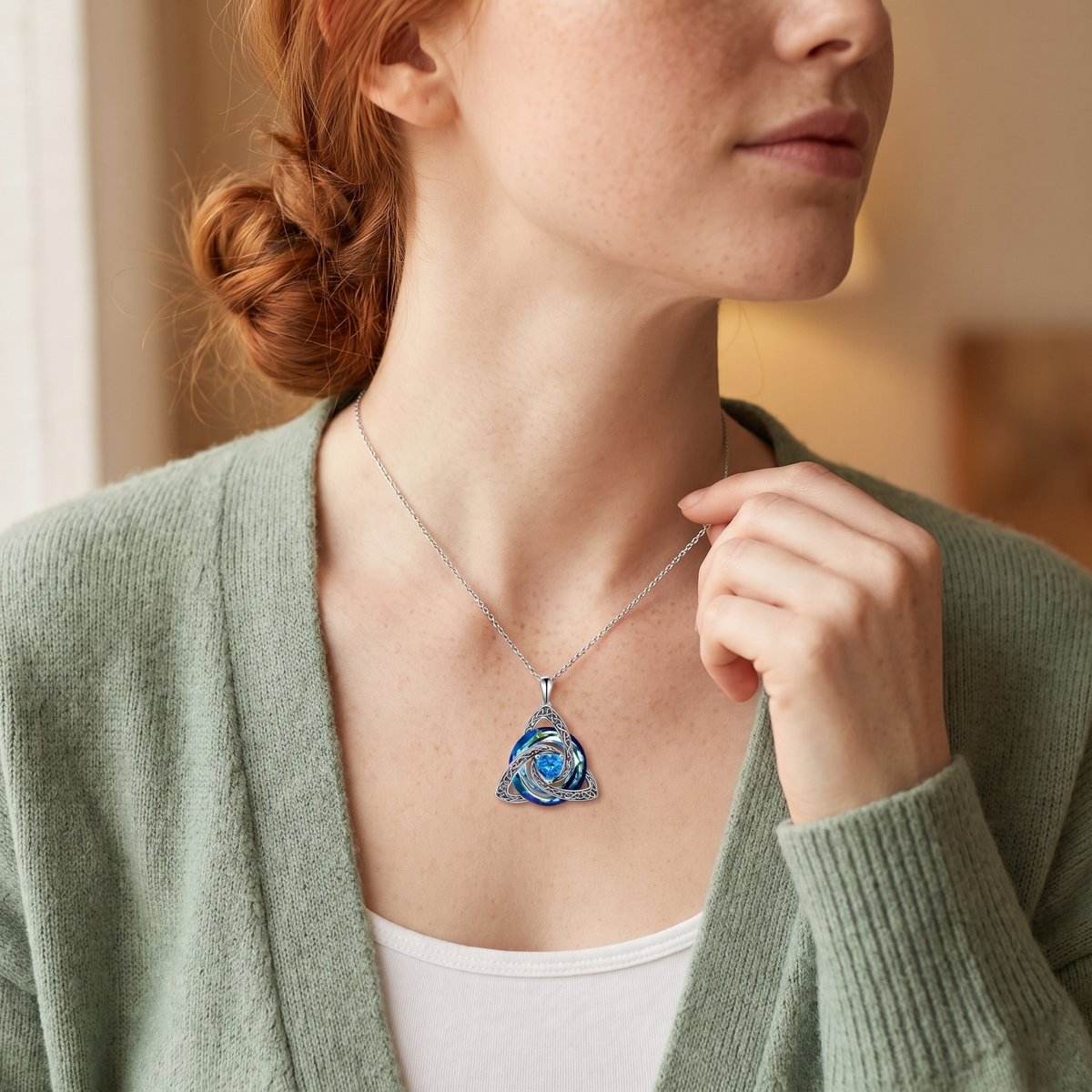 Keltische Knoten Kette zu Strickjacke