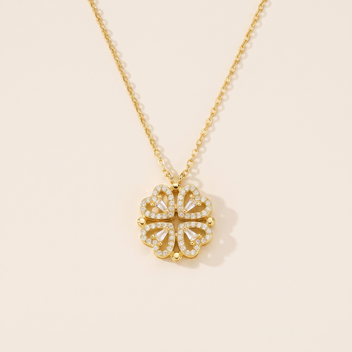 Kleeblatt Halskette mit Herzen in Gold