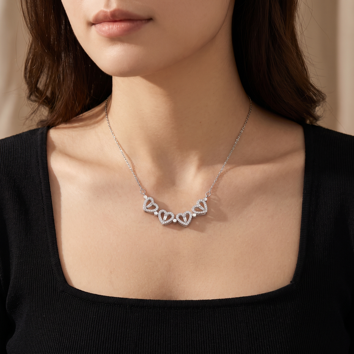 Kleeblatt Kette Silber als Herzkette getragen